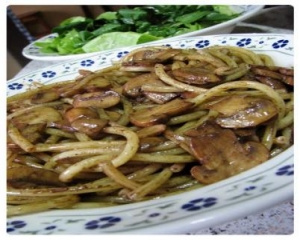 Bucatini ao cacau e cogumelo