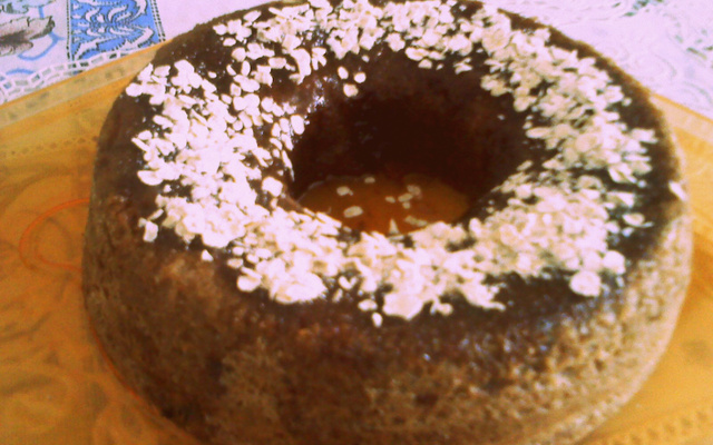 Bolo de café com chocolate e passas