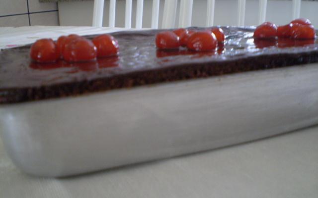 Bolo de chocolate com cerejas