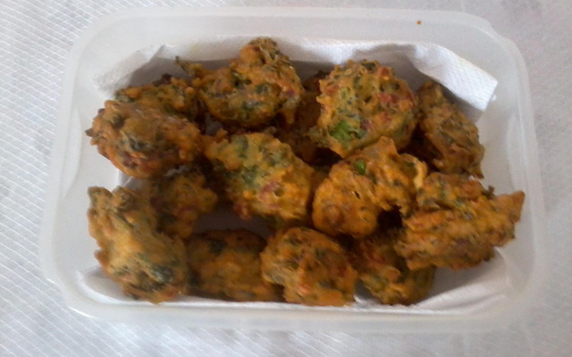 Bolinho de espinafre com calabresa e queijo