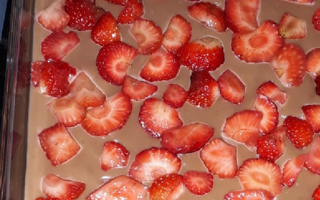 Brigadeirão com doce de morango