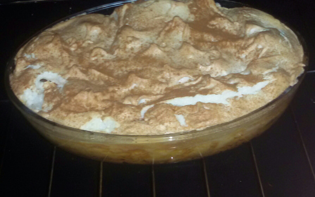 Chico balanceado com banana