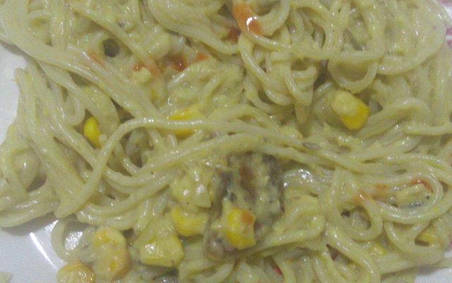 Macarrão ao creme de milho com sardinha e banana 