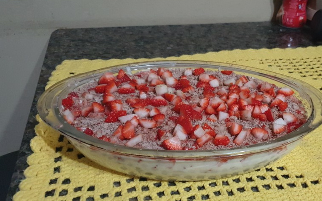 Torta de Bolacha com Nata e Morangos