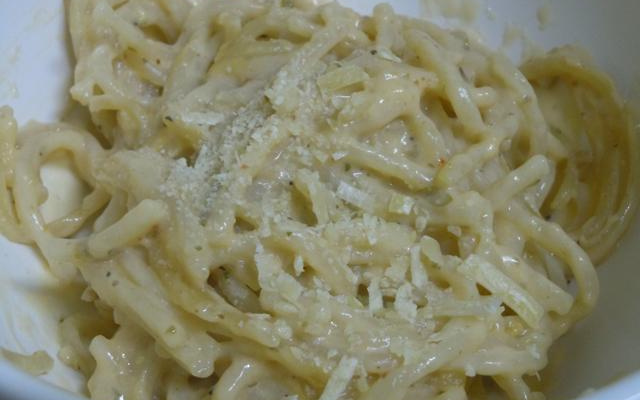 Espaguete ao molho branco com cheddar