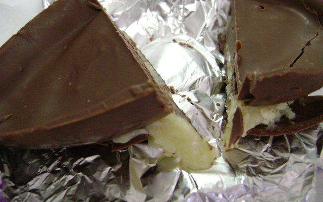 Ovo de Páscoa recheado com trufa branca