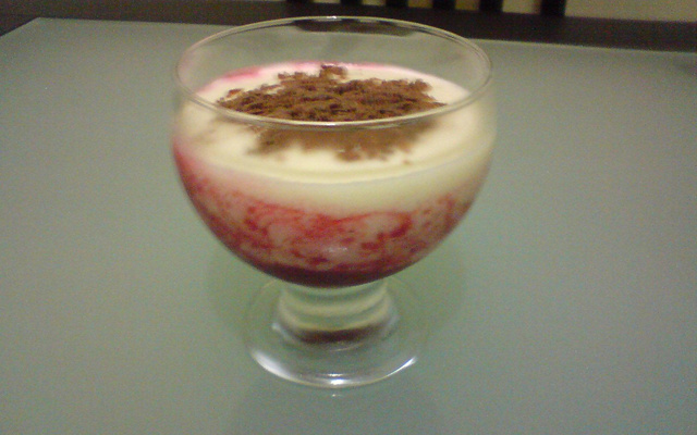 Mousse de limão com calda de morango