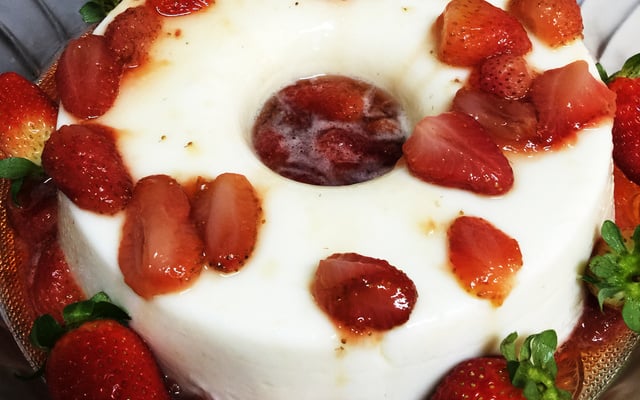 Manjar de coco com calda de morango