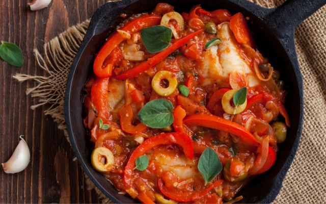 Tilápia assada no forno com tomate, batata e temperos