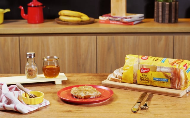 Pão com banana e queijo