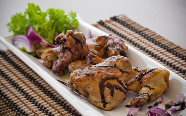 Coxa e sobre coxa de frango assada ao vinho