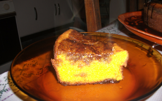 Bolo de cenoura com calda de chocolate que derrete na boca