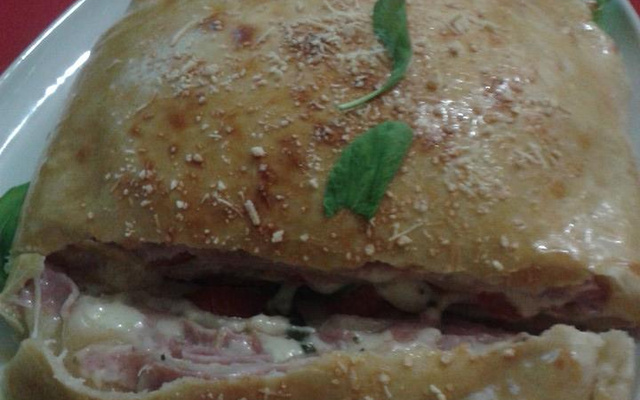 Rocambole de presunto e queijo com massa de pastel