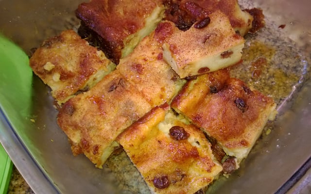 Pudim de pão com uvas passas