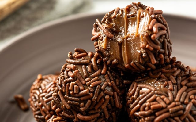 Brigadeiro de chocolate com granulado enrolado no ponto perfeito