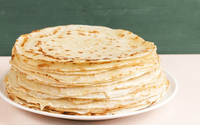 Massa básica de panqueca com queijo parmesão