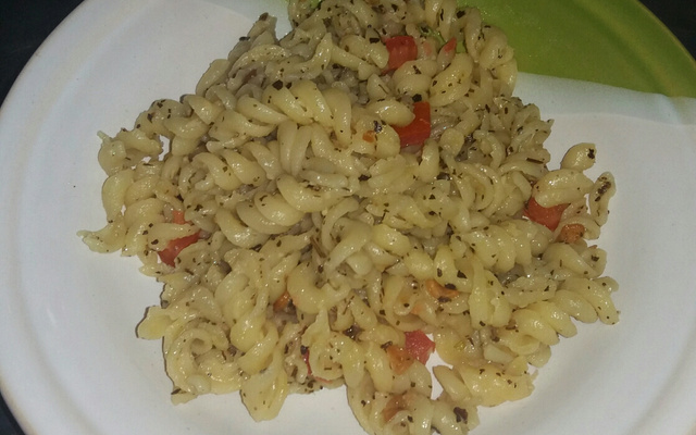 Penne com manjericão e tomate