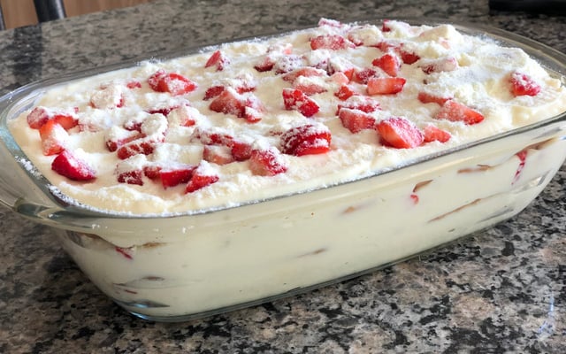 Pavê de morango com leite Ninho servido em travessa