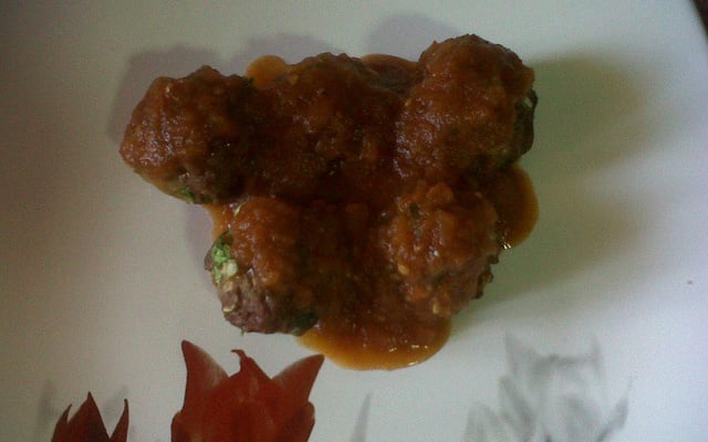 Almôndegas assadas com molho de tomate e vinho