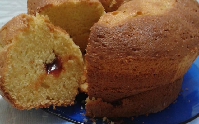 Bolo de fubá com goiabada