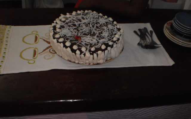 Bolo de chocolate com cobertura de chocolate e recheio de coco