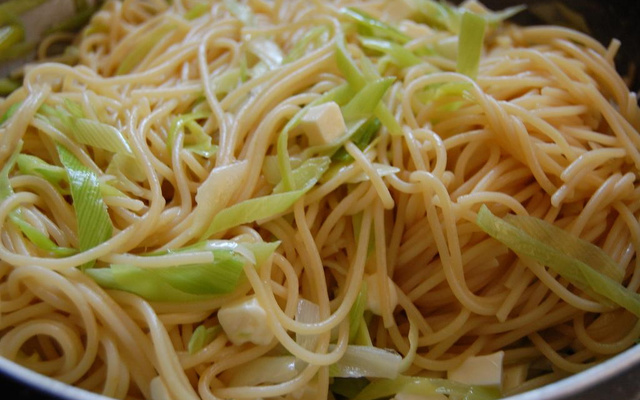 Macarrão com alho poró e queijo branco