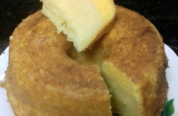 Bolo de fubá cremoso com queijo