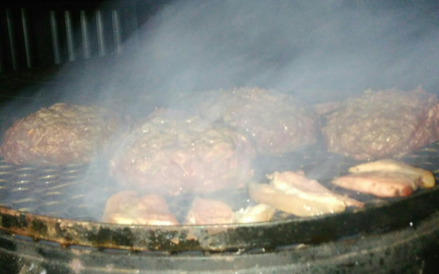 Hambúrguer artesanal na churrasqueira/forno