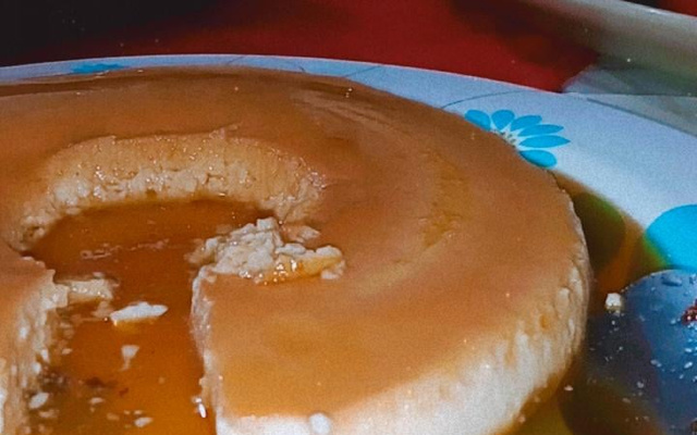 Panqueca para café da manhã com cobertura de mel de abelha