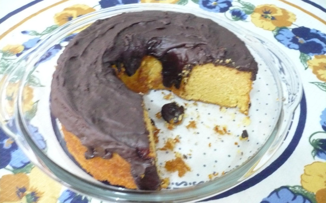 Bolo de laranja com coco e calda de chocolate