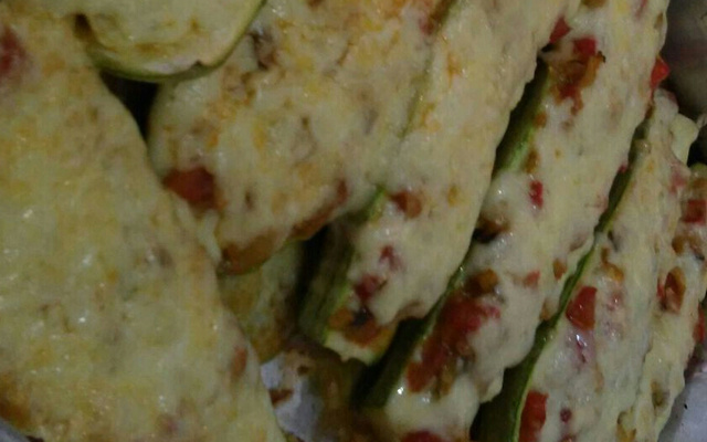 Abobrinha recheada com tomate e queijo