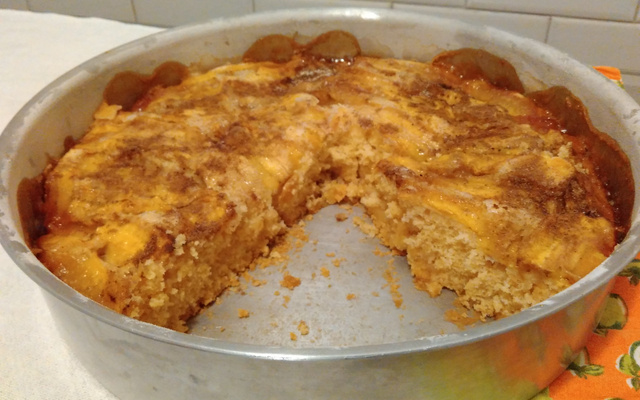 Bolo coberto com banana sem ovo, sem glúten e sem lactose