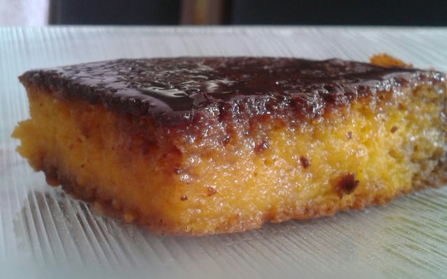 Bolo de cenoura com calda de chocolate