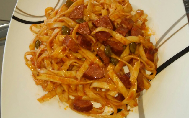 Macarrão com calabresa e alcaparras