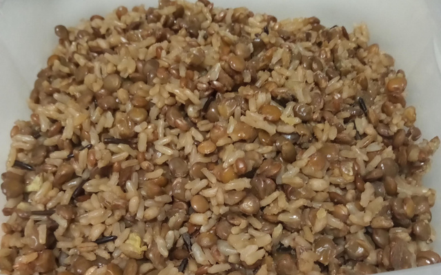 Mjadra de arroz 7 cereais na panela de pressão elétrica