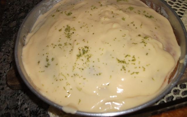 Bolo de limão com cobertura especial