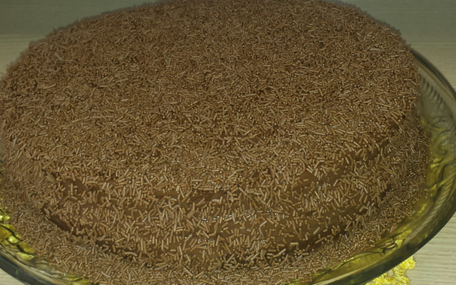 Pão de ló de chocolate com recheio e cobertura