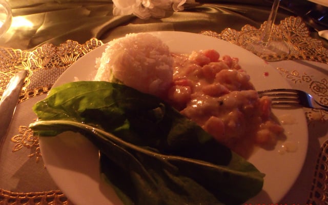 Salmão ao molho branco de camarão