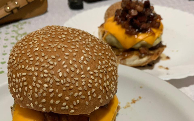 Hambúrguer com geleia de bacon