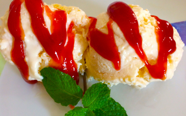 Sorvete de queijo com calda de goiabada