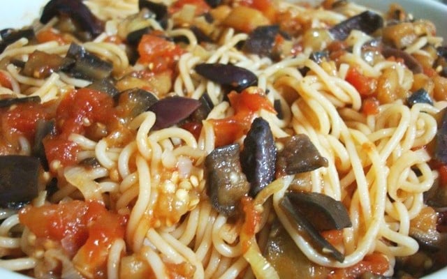 Macarrão com berinjela e azeitona
