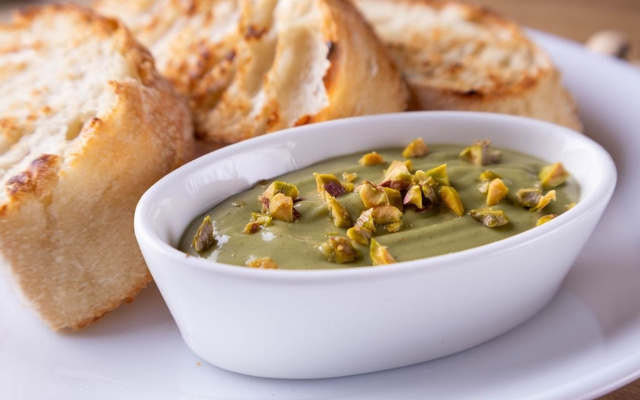 Patê de pistache em potinho acompanhado por torradas