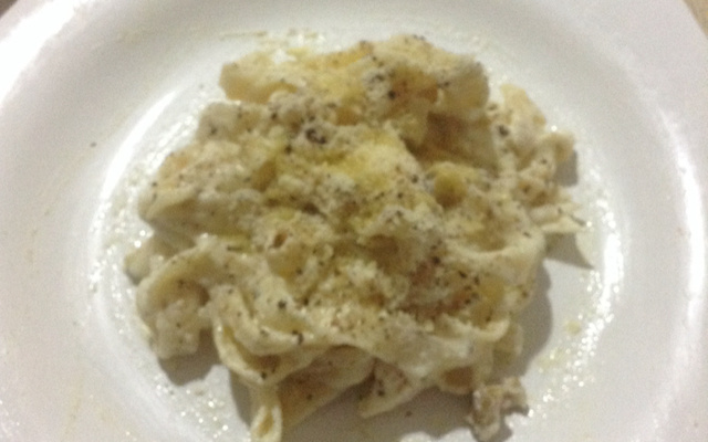 Macarrão ao molho três queijos