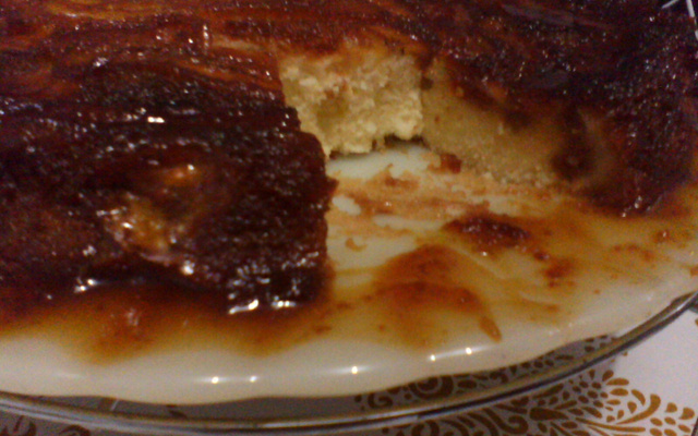 Bolo de banana com calda de caramelo