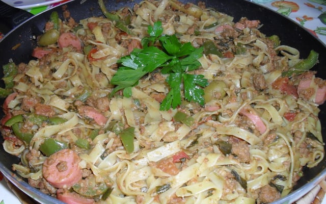 Macarronada com carne moída e salsicha de peru light