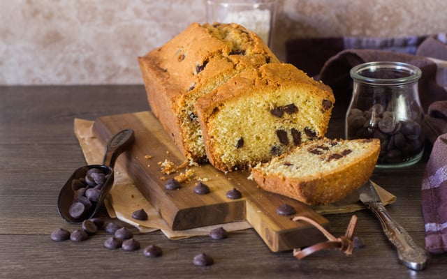 Bolo de baunilha com gotas de chocolate