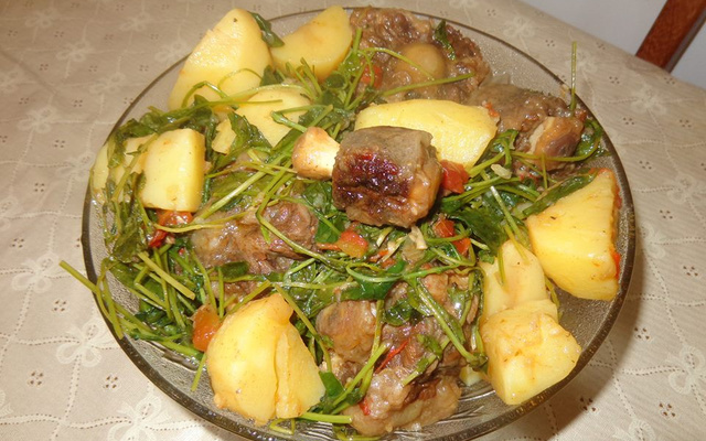 Rabada com batata e agrião