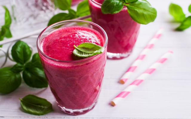 Batida de vinho com leite condensado cremosa em copo