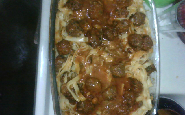 Macarrão com mini almondegas