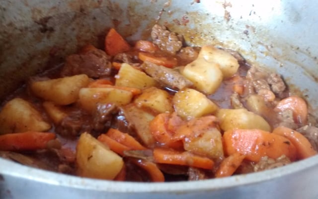 Picadinho de carne com batata e cenoura fácil